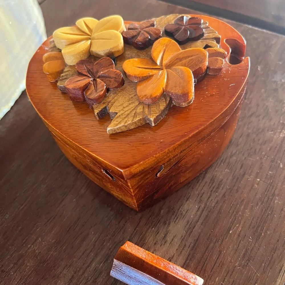 Artisanal wood, heart shape, carved flowers four piece box - Picture 5 of 11